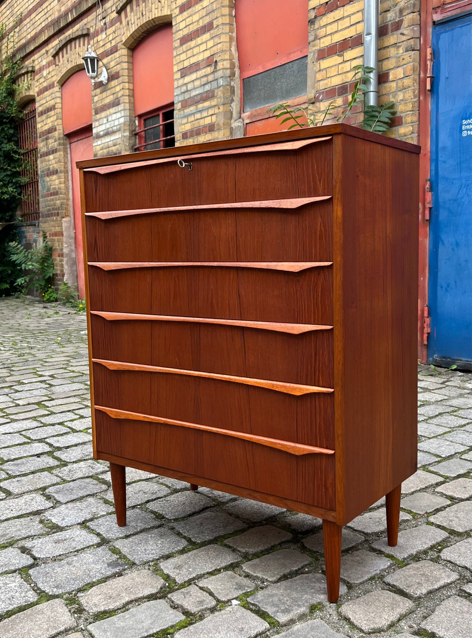 Kommode Teak mit geschwungenen Griffen