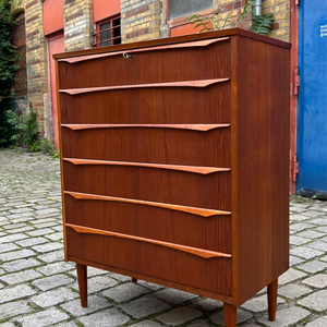 Kommode Teak mit geschwungenen Griffen