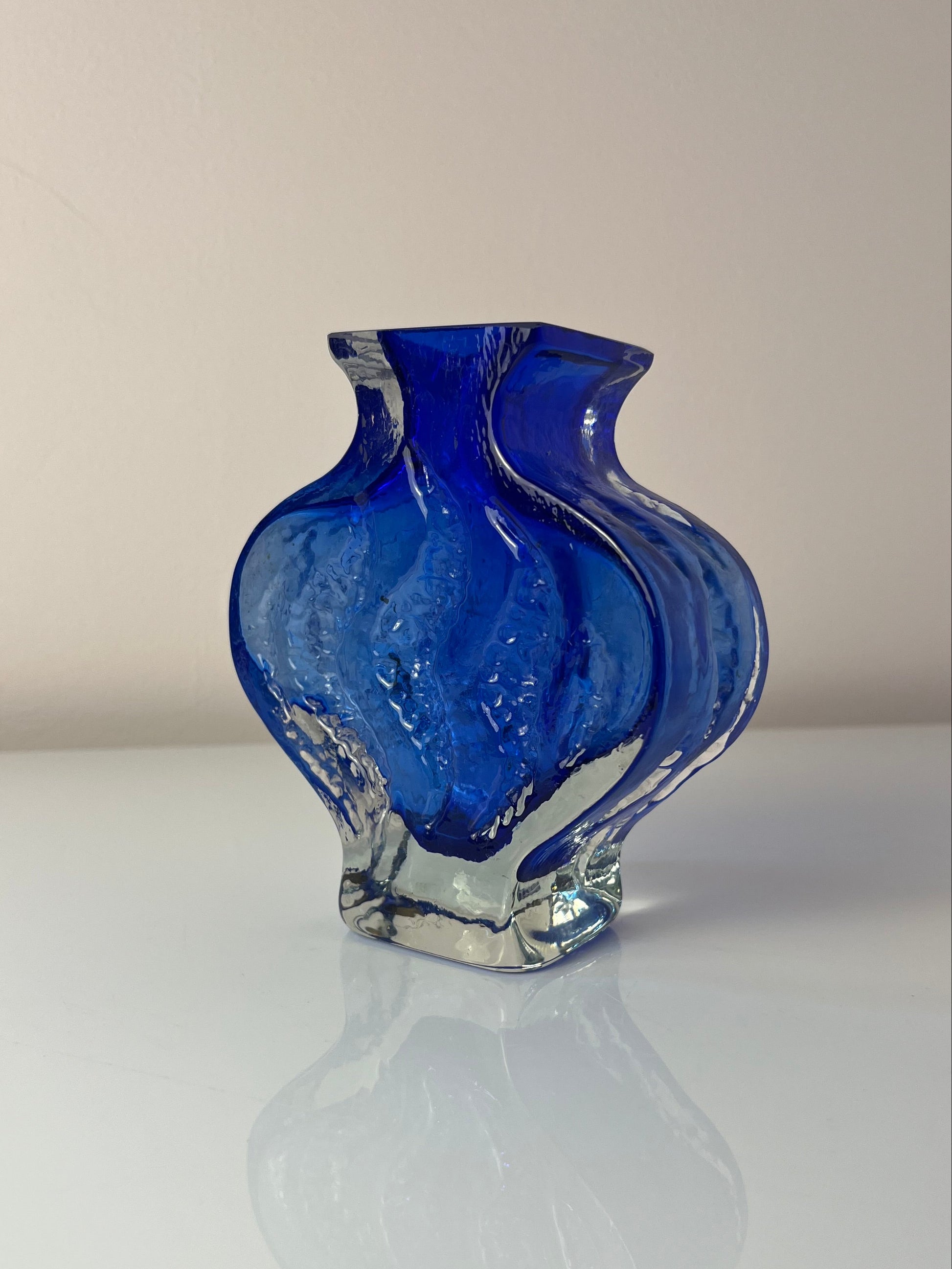 Vase blau mit Gravur von Ingrid Glas