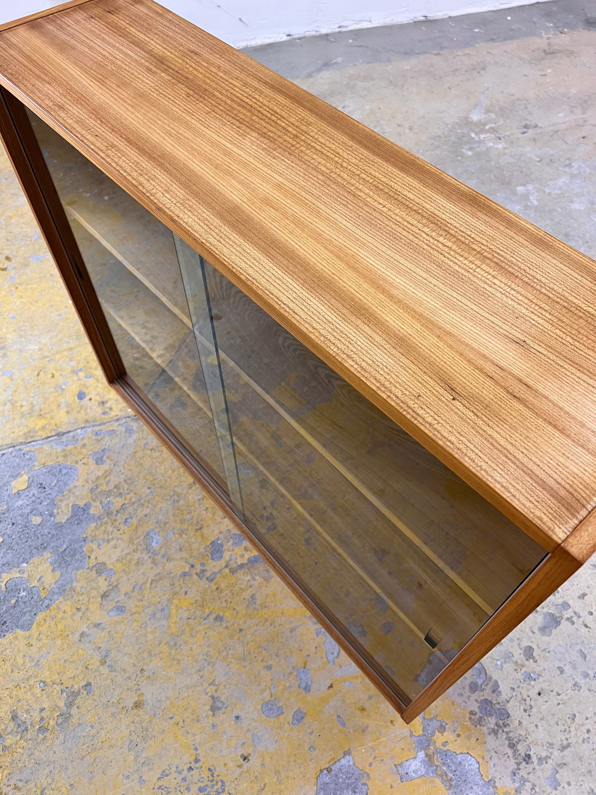 Vitrine / Bücherregal mit Glastüren Typ 605 auf Hairpinlegs von Herbert Eilenberg für Hellerau