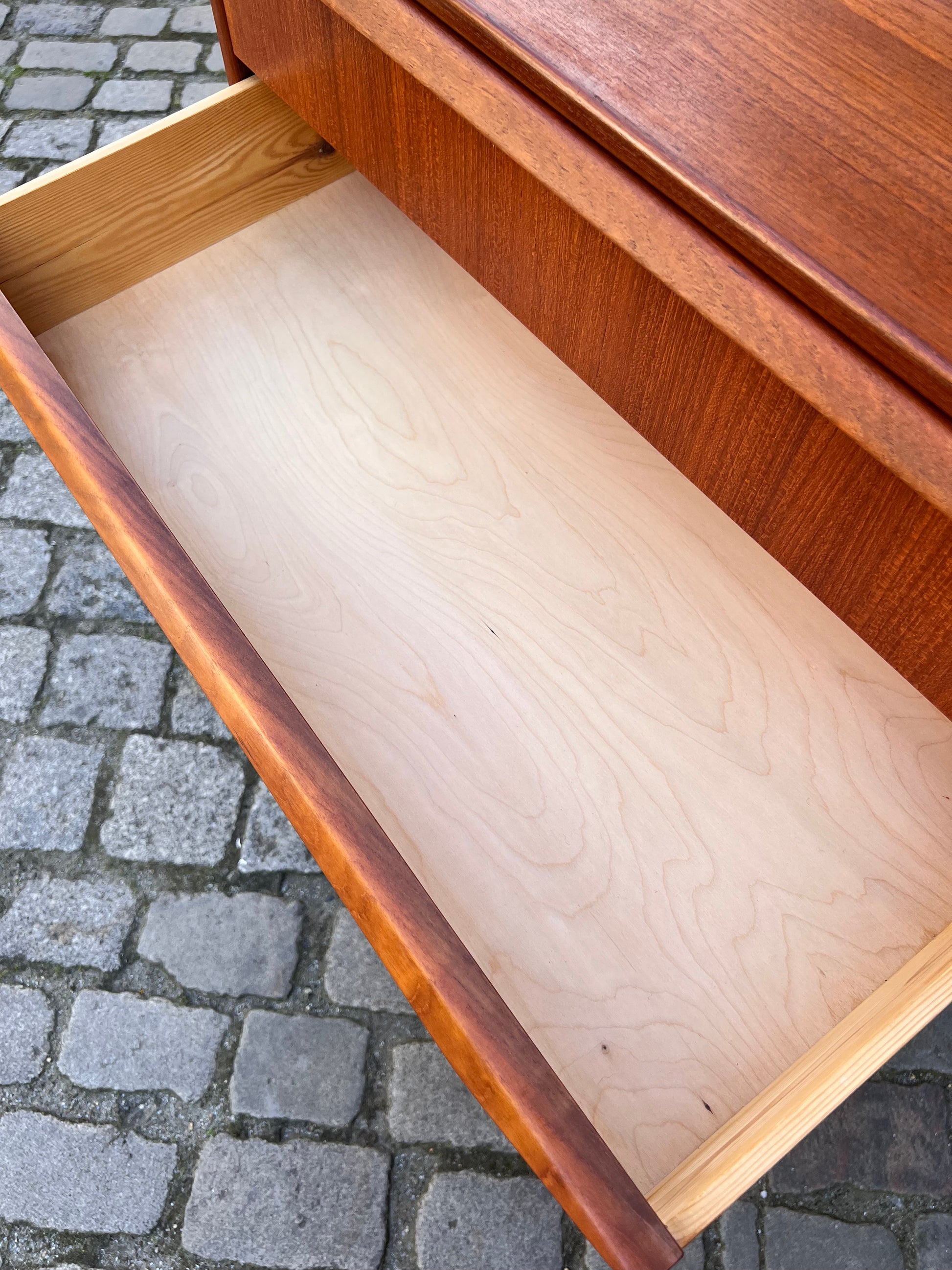 Kommode Teak mit durchgängigen Griffen