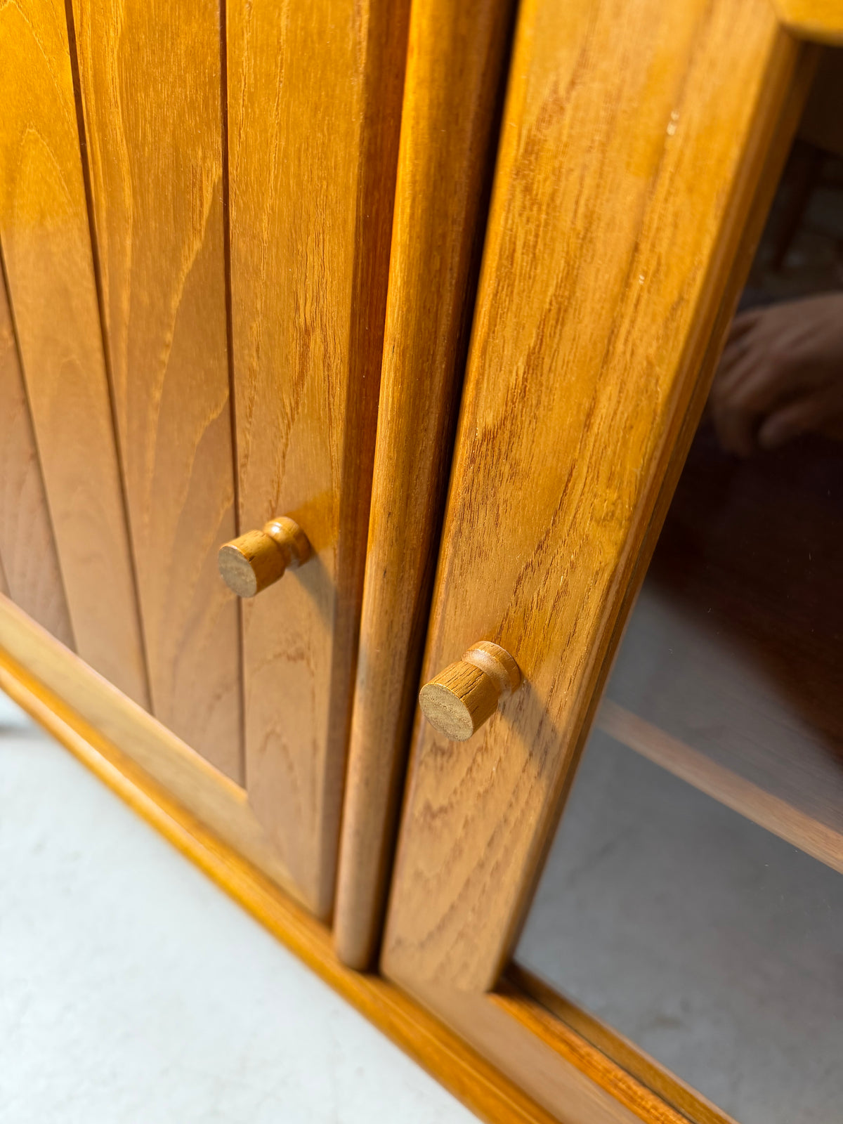Kleiner Schrank mit Vitrine und Tür links von Dyrlund