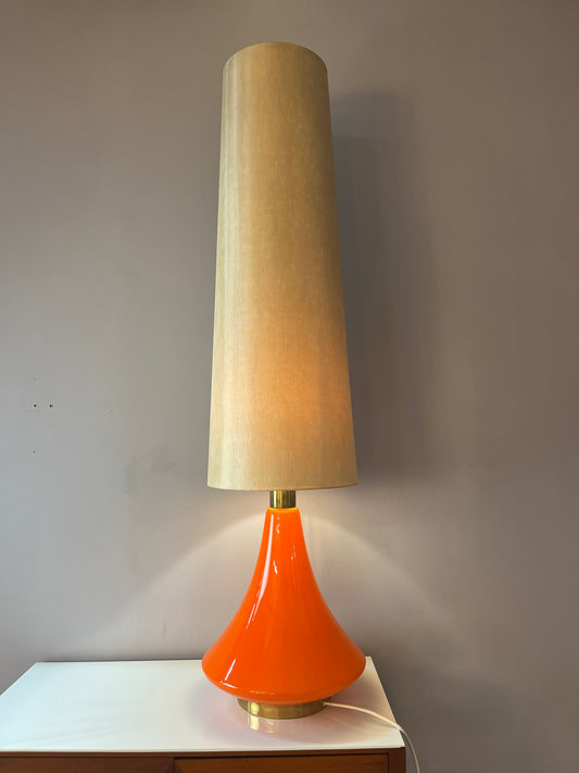 Bodenlampe orange Glas mit leuchtendem Fuß
