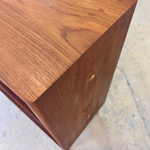 Regal Teak mit neuen Chromfüßen