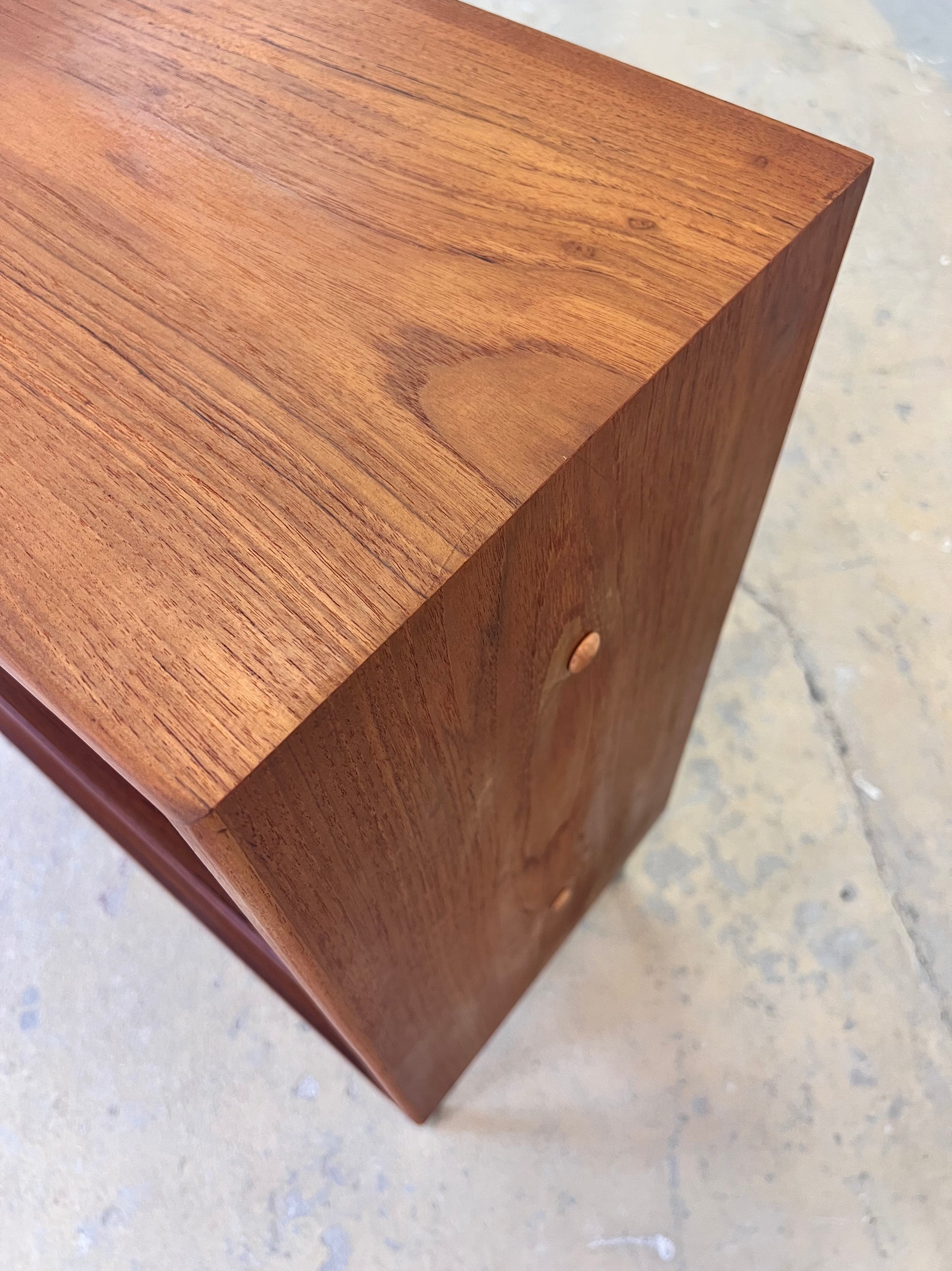 Regal Teak mit neuen Chromfüßen