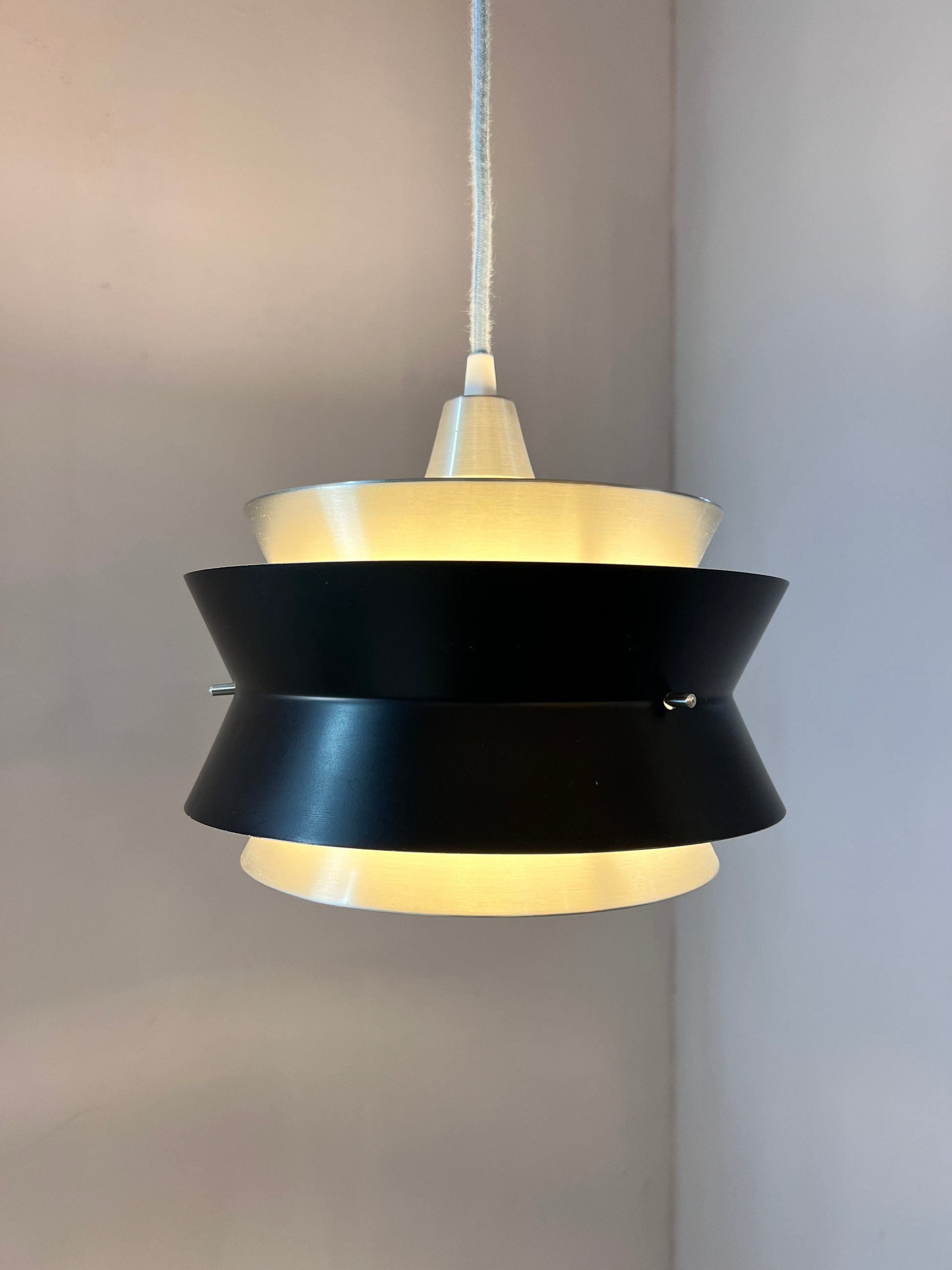 Lamellenlampe Trava schwarz silber von Carl Thore für Granhaga