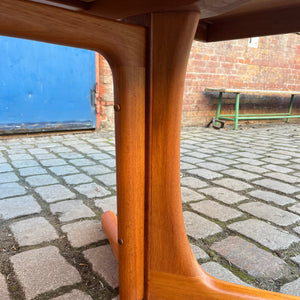 Ausziehbarer Esstisch Teak mit integriertem Fach für Platten