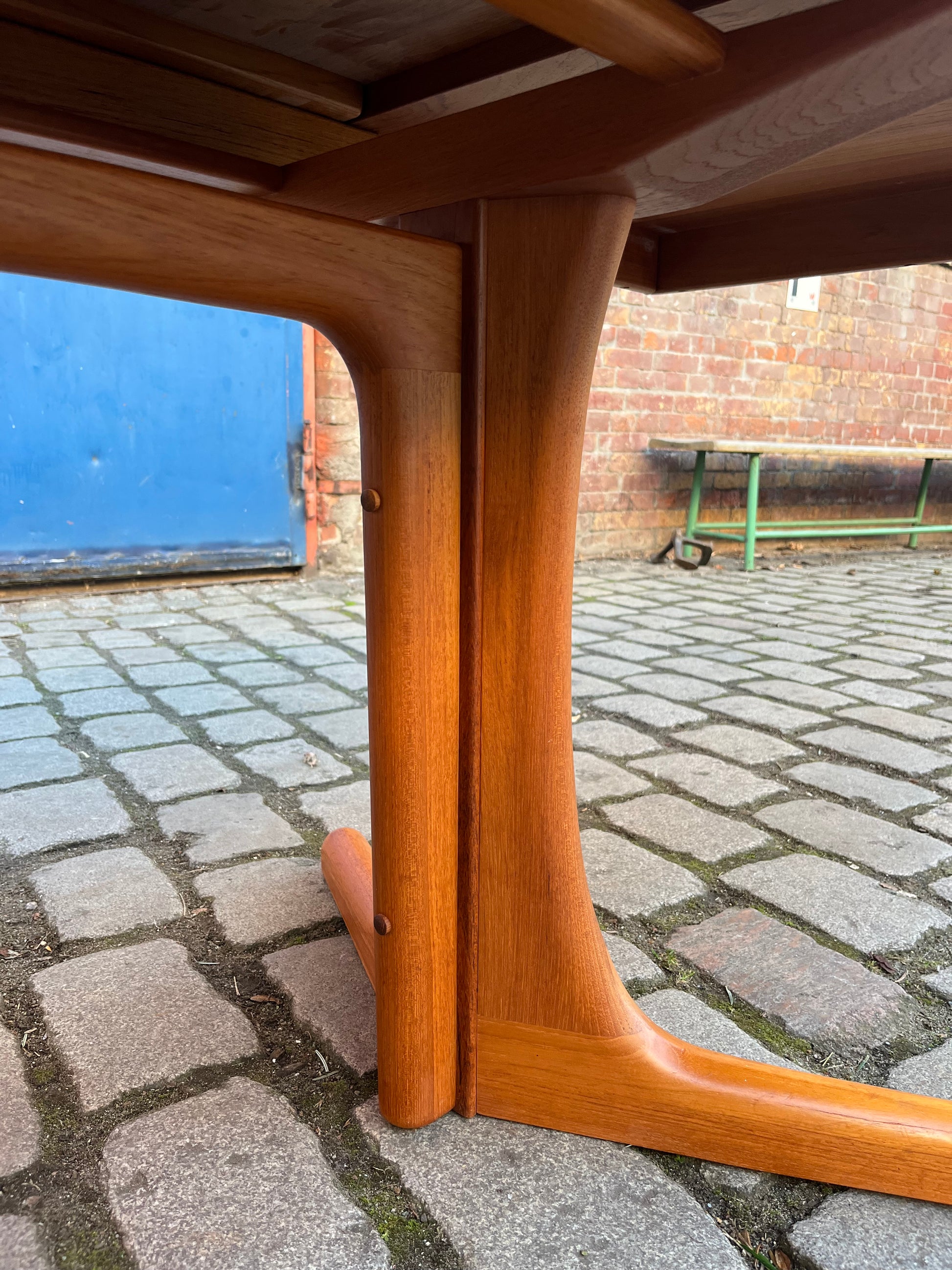 Ausziehbarer Esstisch Teak mit integriertem Fach für Platten