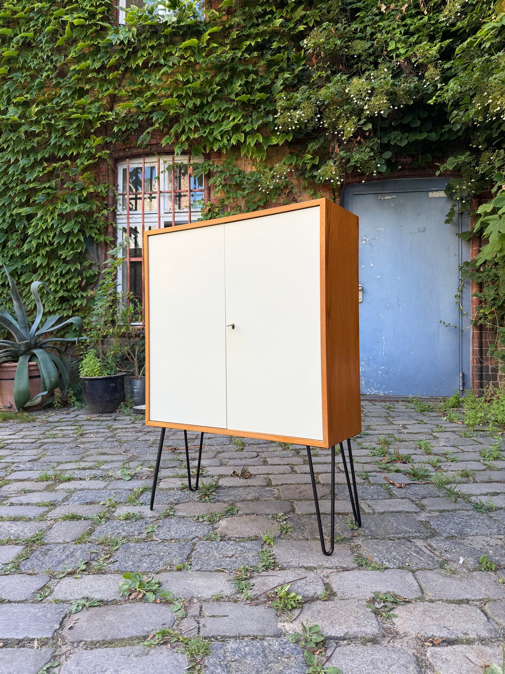 Schrank mit Schloss & neuen Hairpinlegs