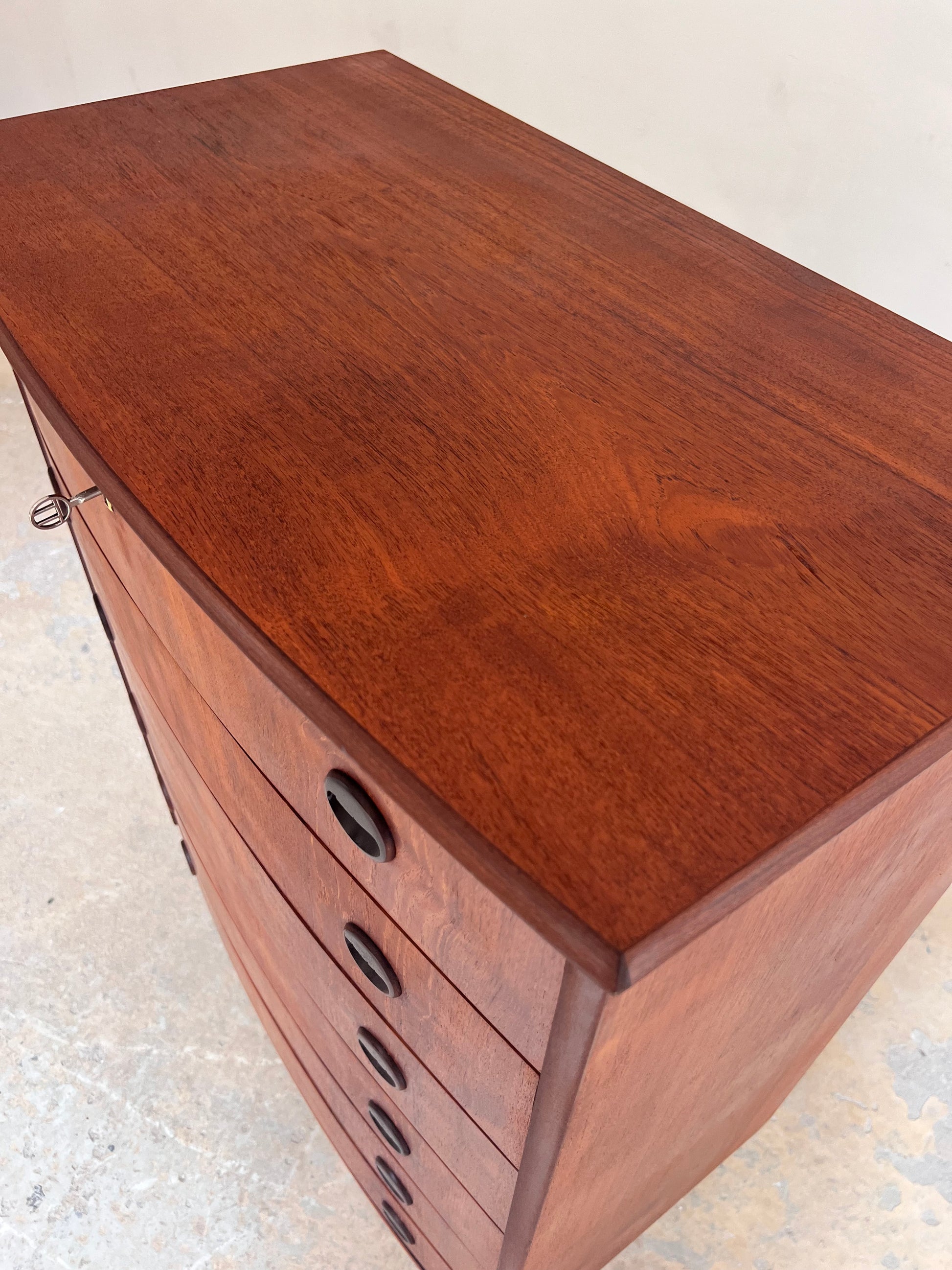 Halbrunde Kommode Teak mit runden Griffen & Schloss aus Dänemark