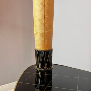 Tisch mit Stehlampe
