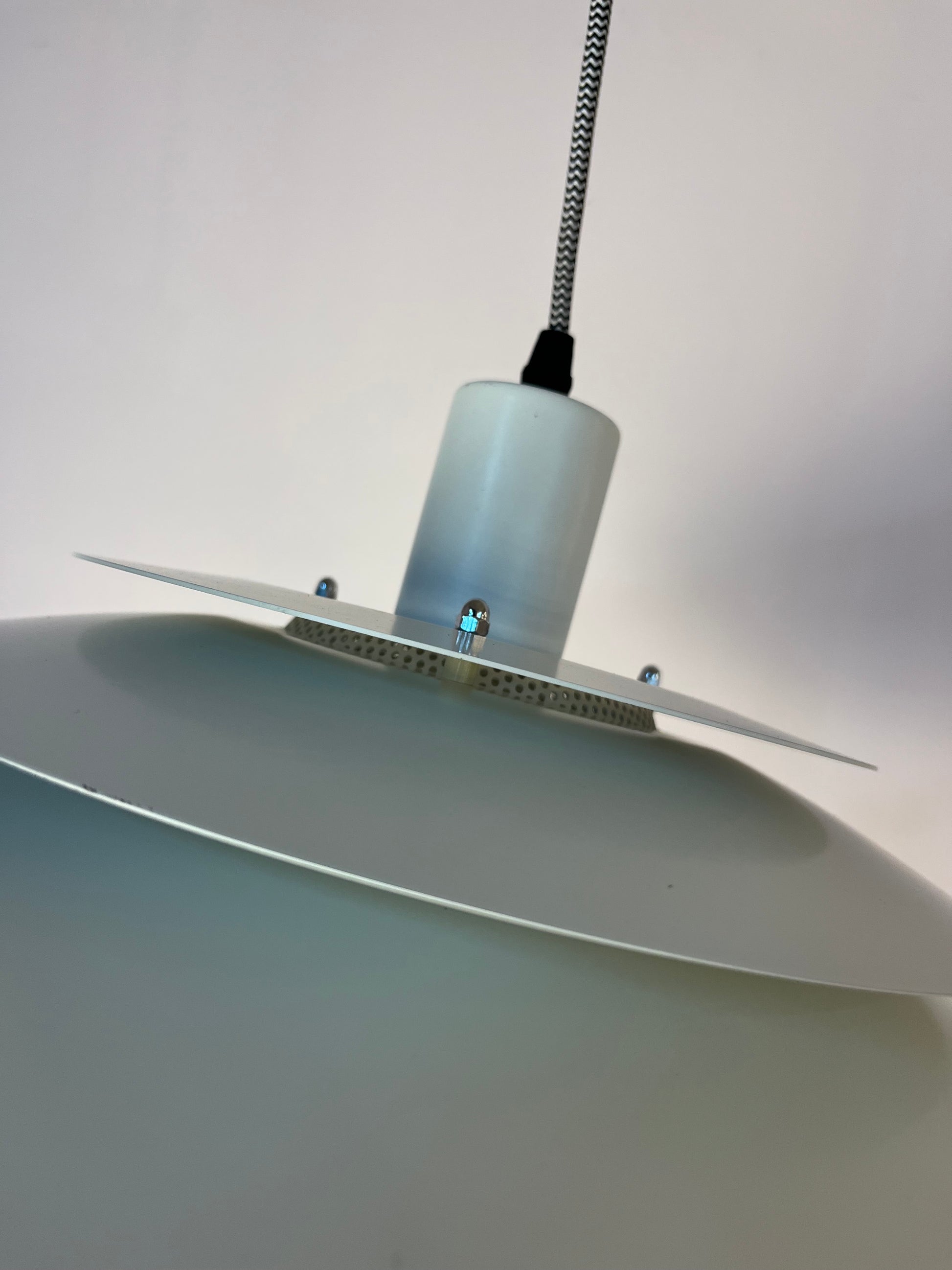 Lamellenlampe weiß mit marmorierter Glaslamelle von Jeka