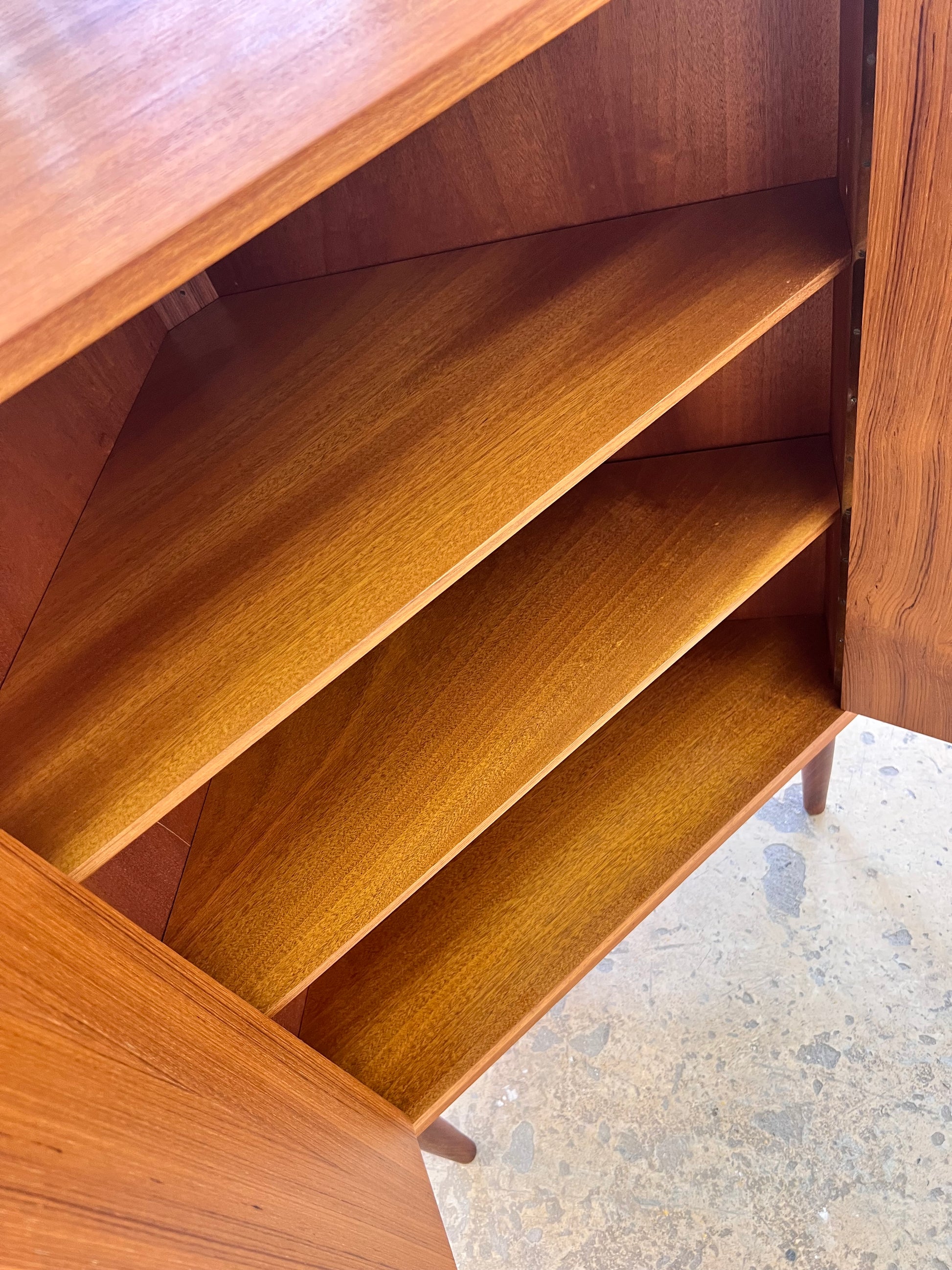 Eckschrank Teak mit Schloss aus Dänemark