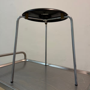 Tripod Dot Hocker schwarz Chrom von Arne Jacobsen für Fritz Hansen