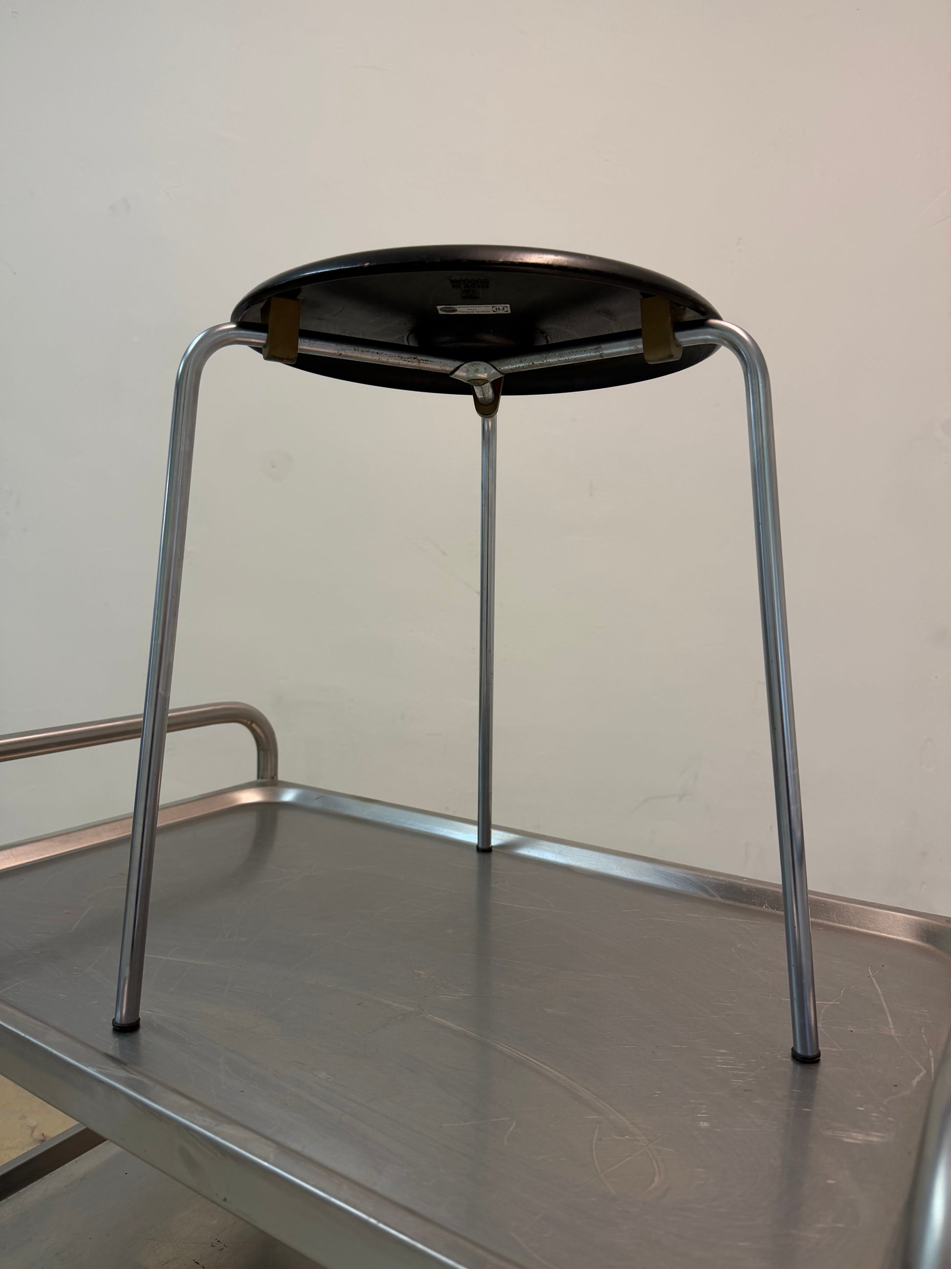 Tripod Dot Hocker schwarz Chrom von Arne Jacobsen für Fritz Hansen