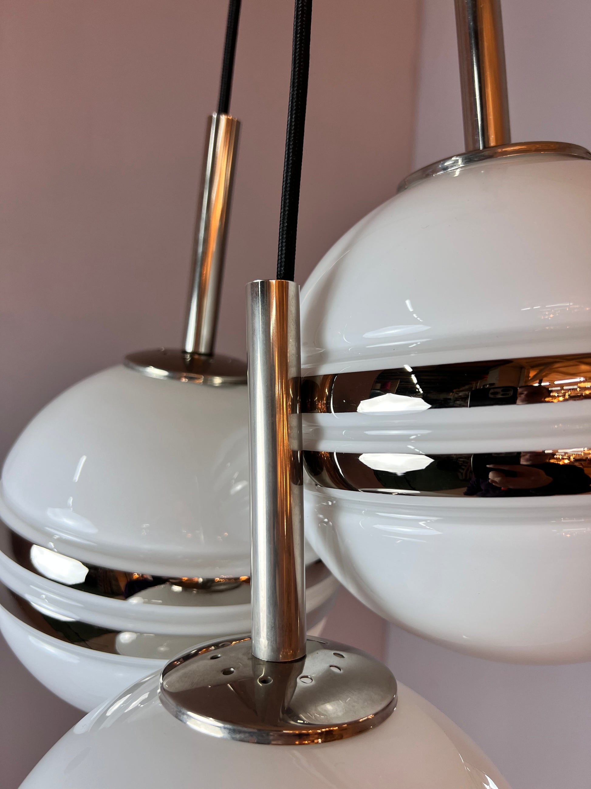 Mittlere Kugellampe weiß silber Glas