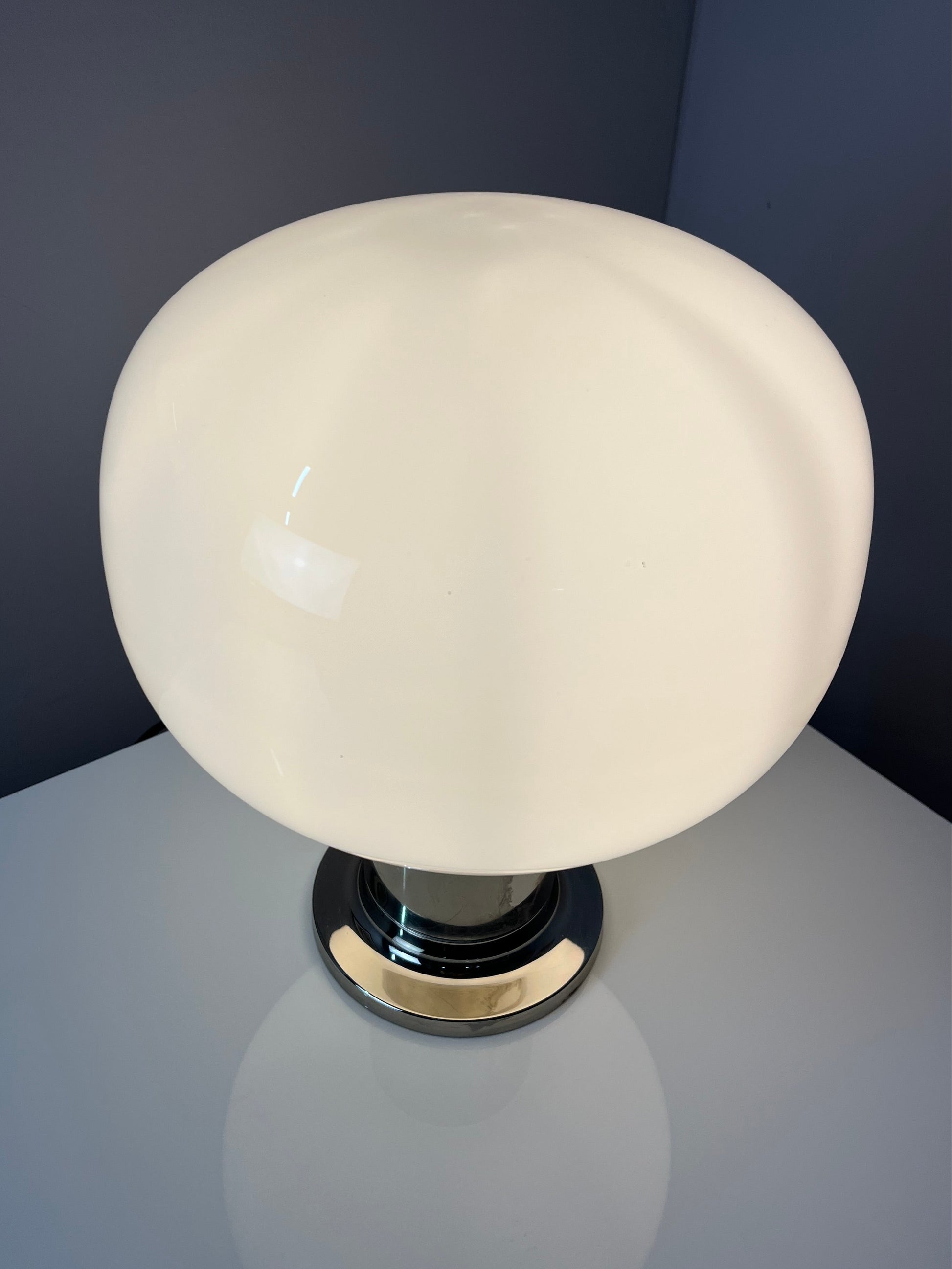 Mushroom Tischlampe Opalglas Chrom von Doria