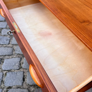 Kleine Kommode mit Muschelgriffen & Schloss aus Dänemark