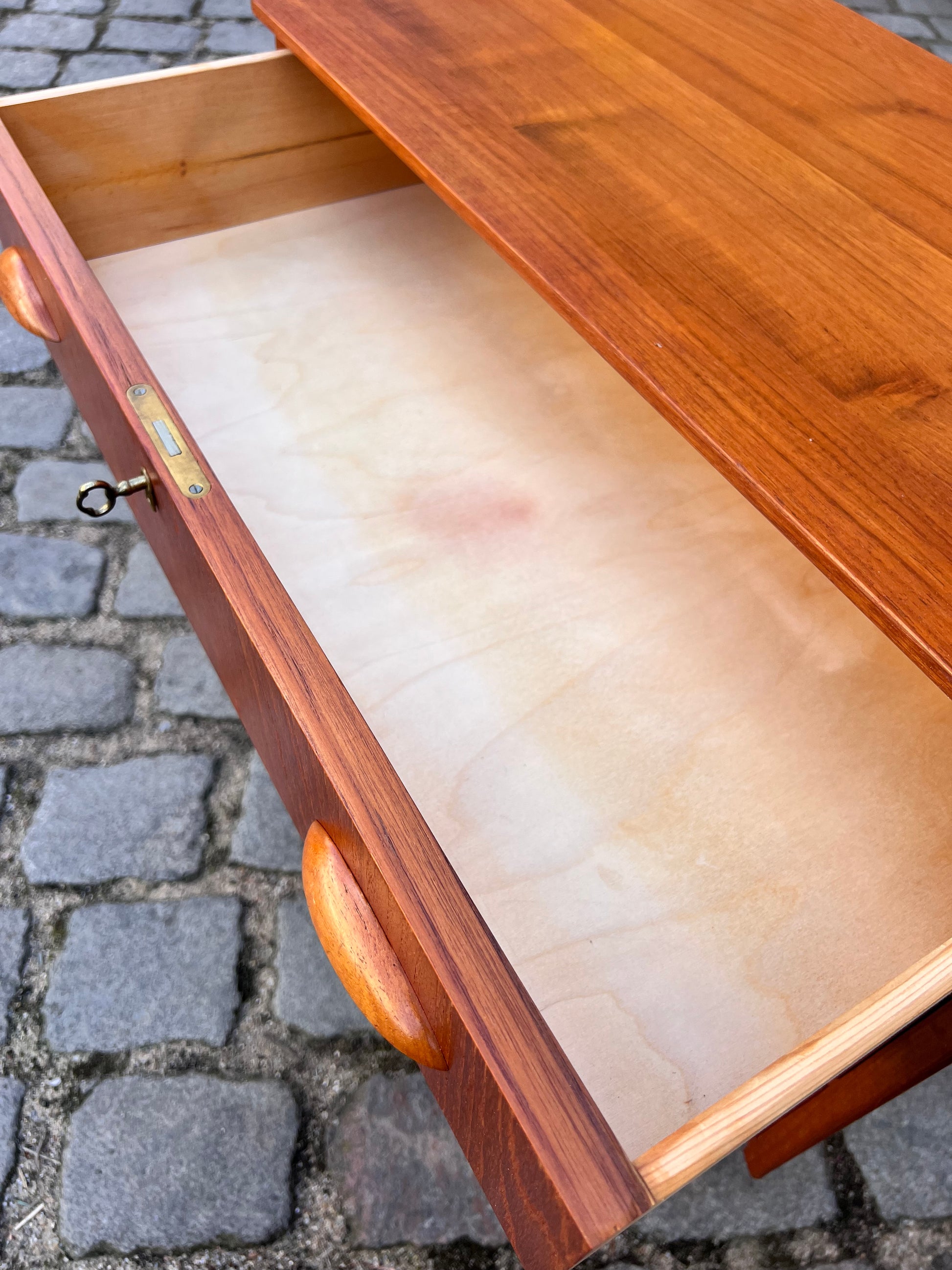 Kleine Kommode mit Muschelgriffen & Schloss aus Dänemark