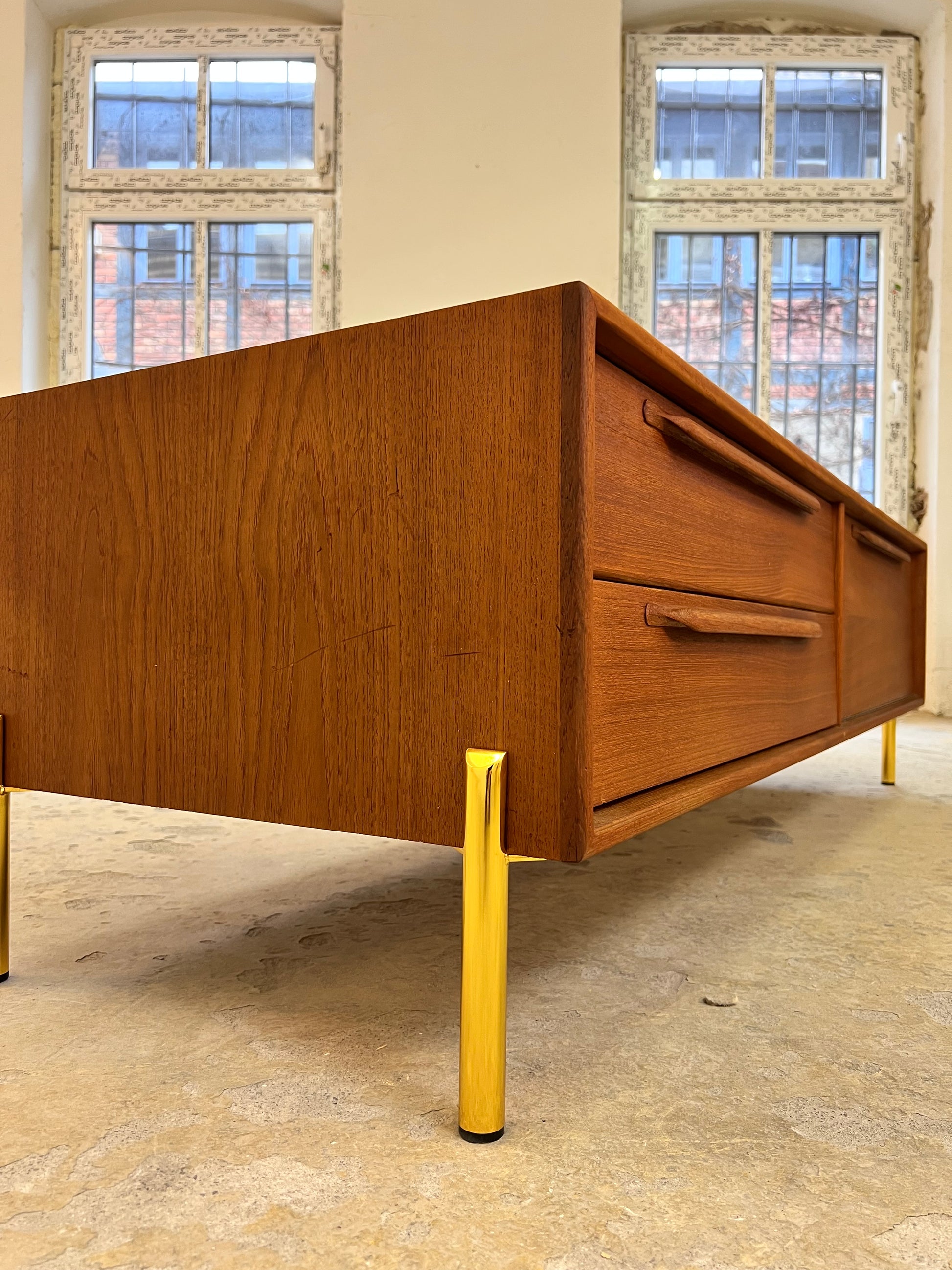 Lowboard Teak mit neuen Metallbeinen von rt Möbel