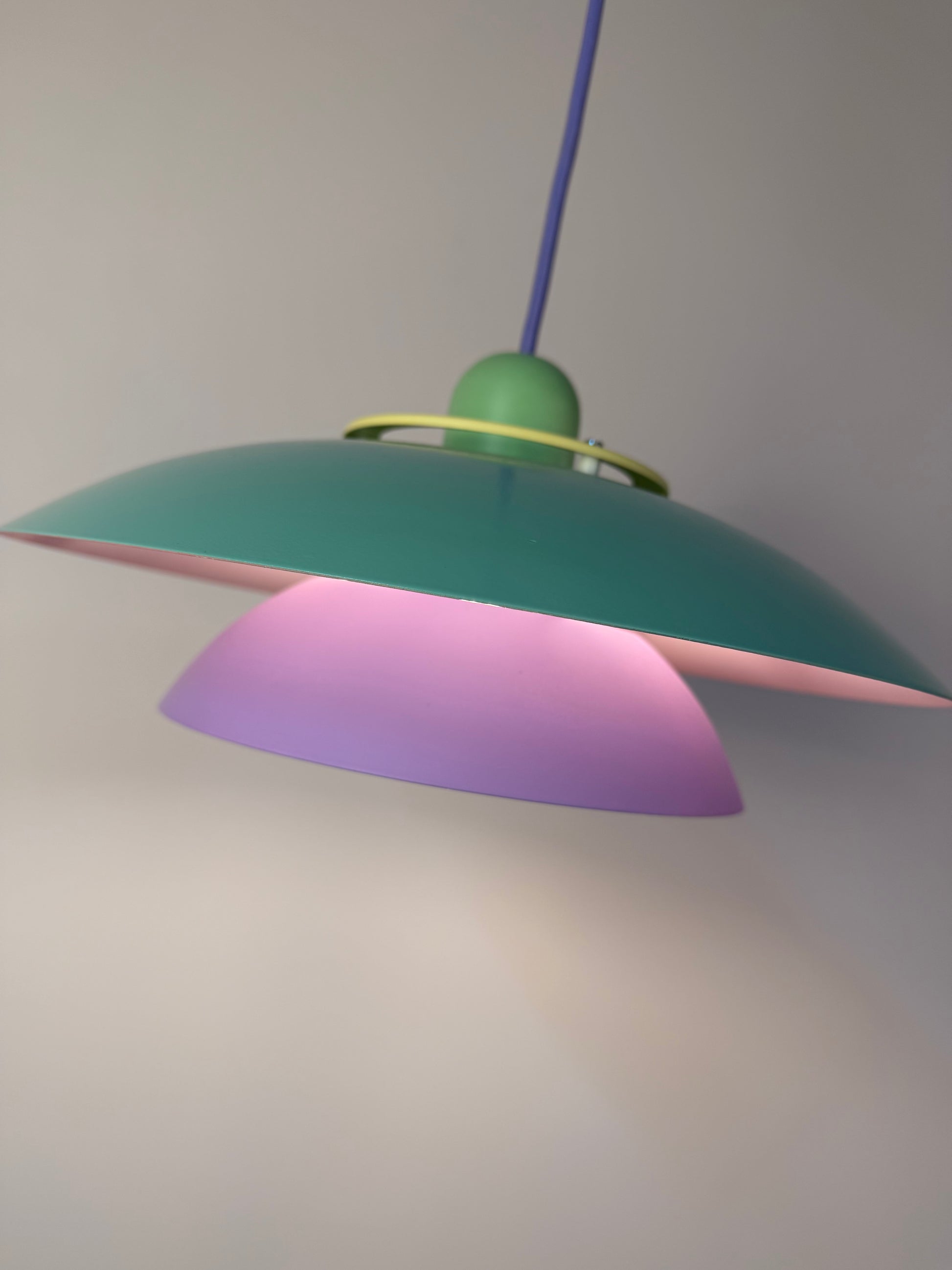 Lamellenlampe neu lackiert flieder türkis aus Dänemark
