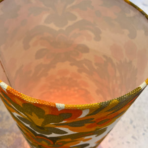 Stehlampe orange mit leuchtendem Glasfuß und 70er Schirm