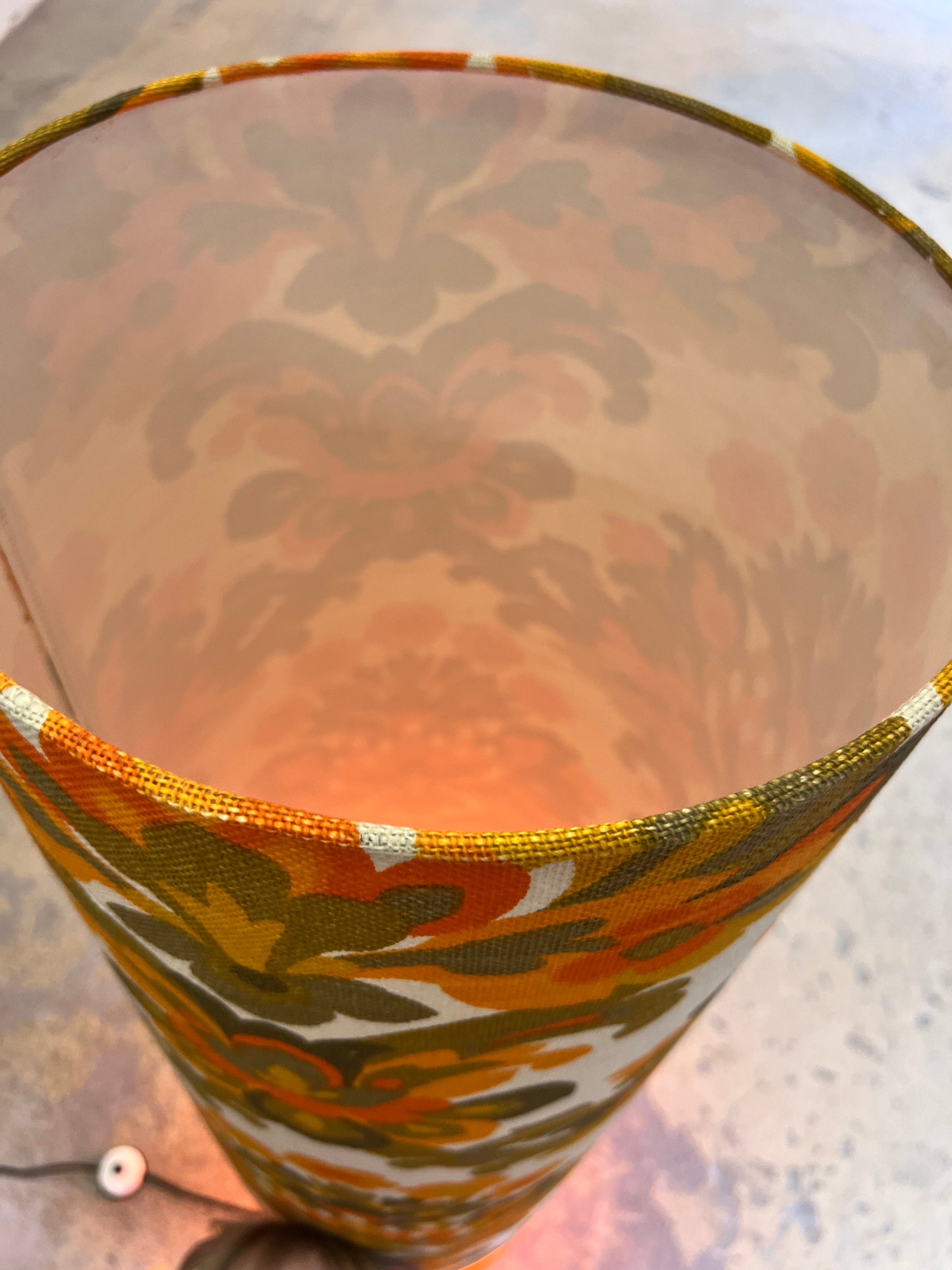 Stehlampe orange mit leuchtendem Glasfuß und 70er Schirm