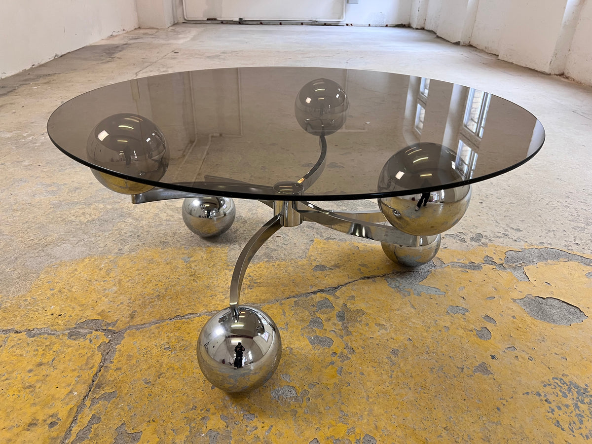 Couchtisch „Atomic“ Glas & Chrom – Frau Wunderwald
