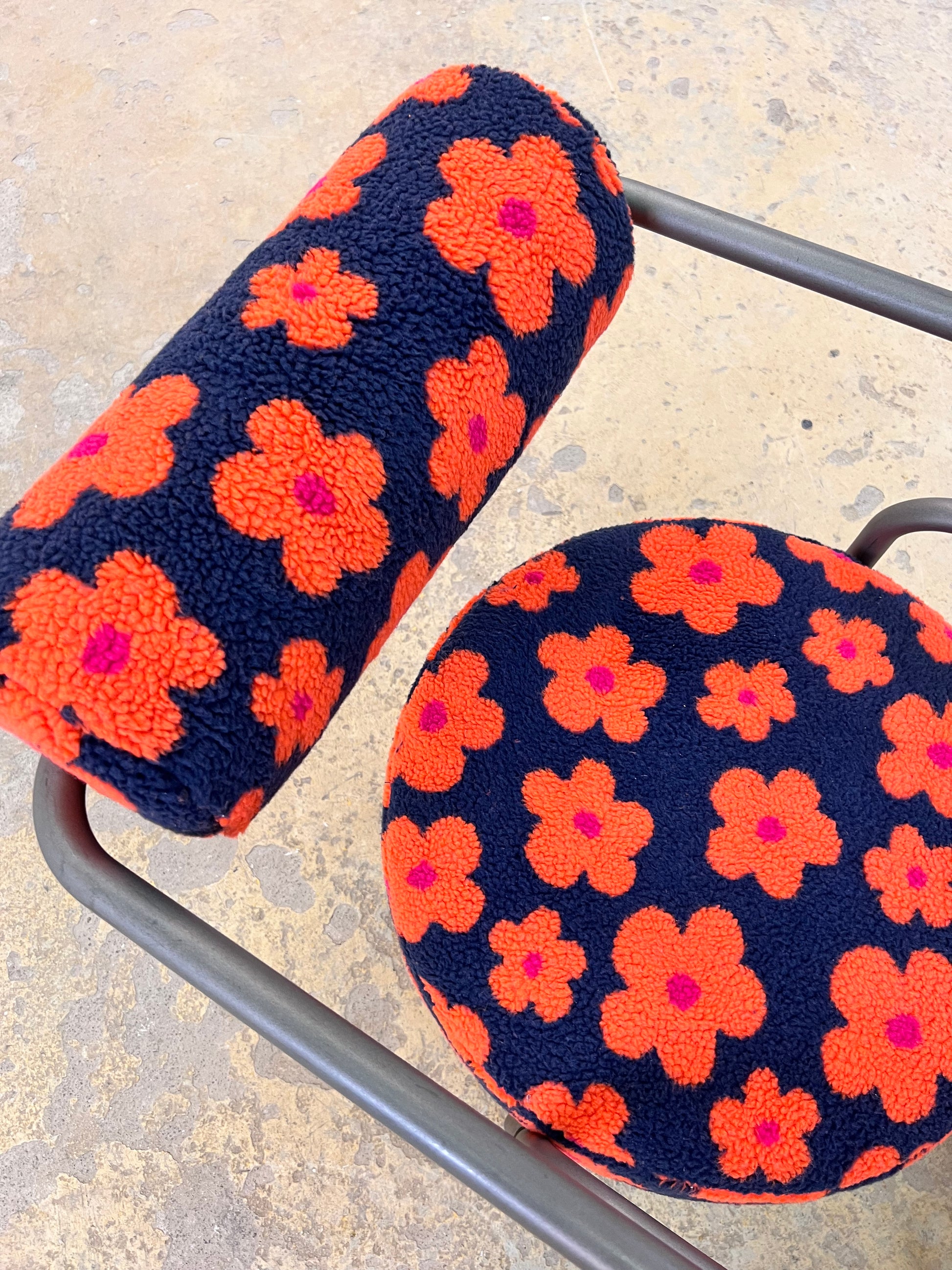 Set: Sessel & Hocker neu gepolstert aus der Serie The Natural Choice von Innovation Randers