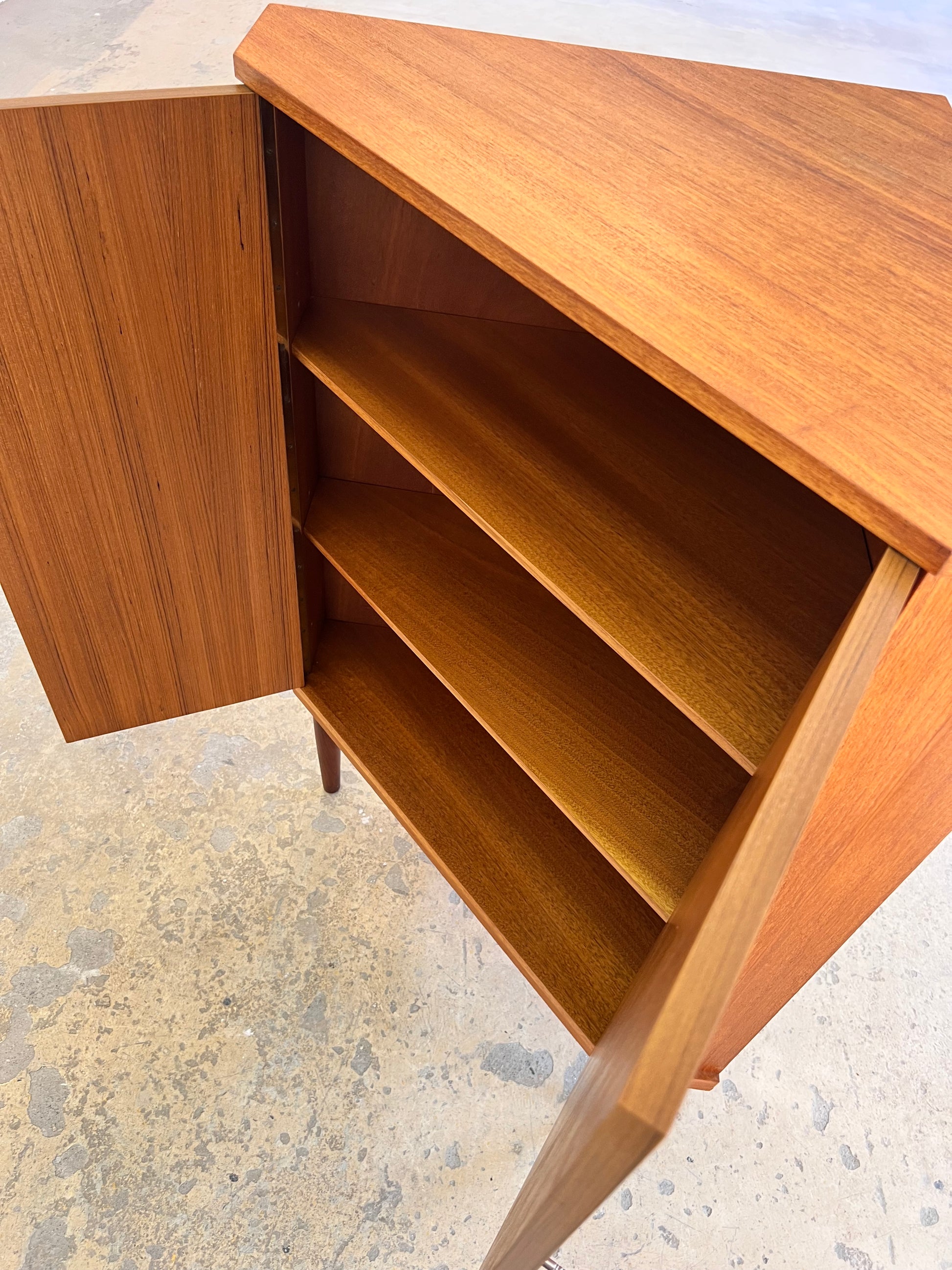 Eckschrank Teak mit Schloss aus Dänemark