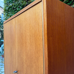 Schrank Teak mit neuen Chromfüßen