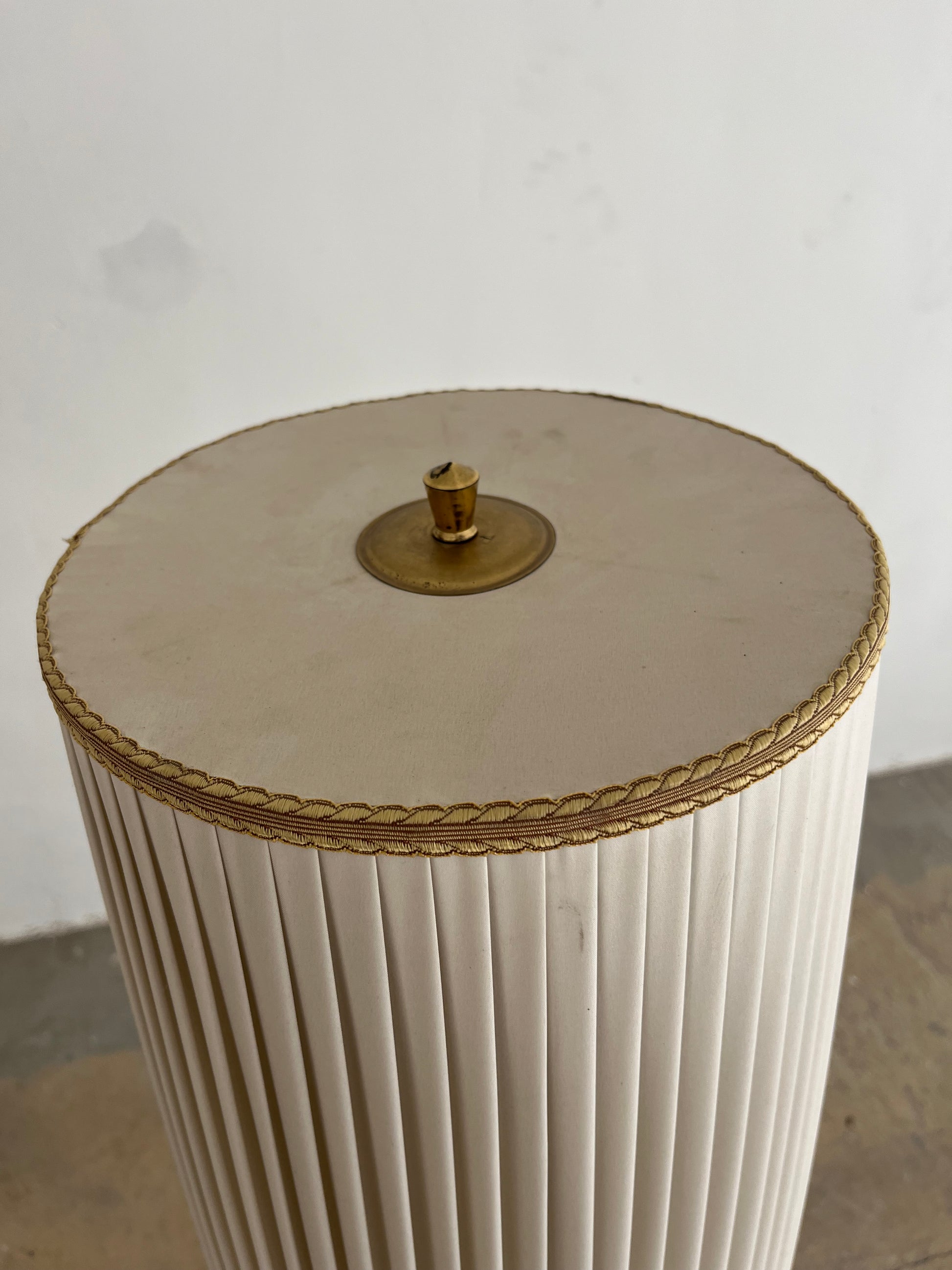 Stehlampe weiß mit Opalglasfuß und Plisseeschirm