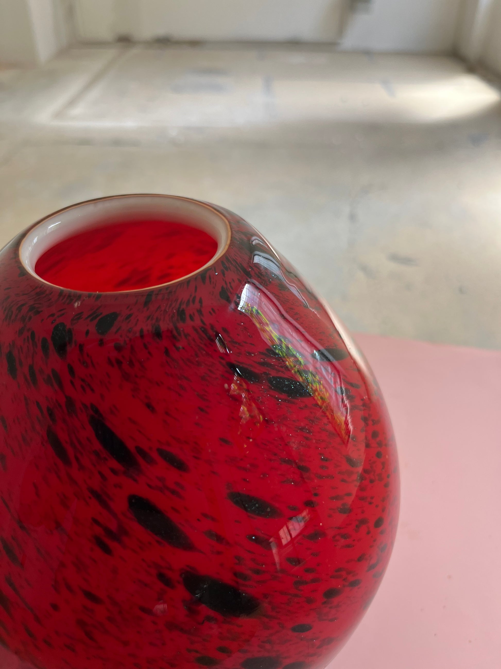 Vase rot schwarz Glas