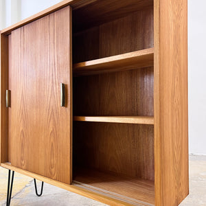 Regal Typ 605 mit Schiebetüren auf Hairpinlegs von Herbert Eilenberg für Hellerau