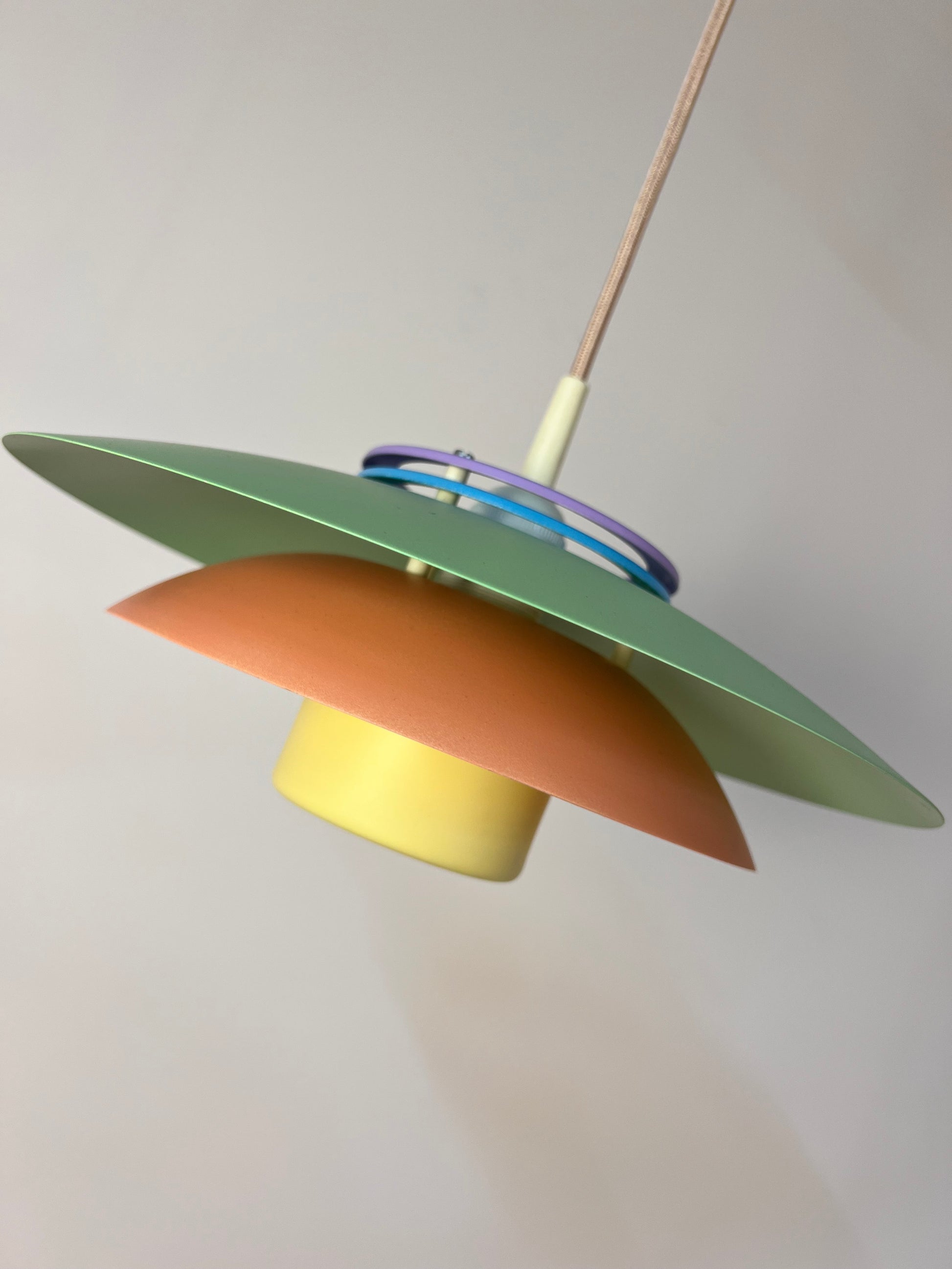 Lamellenlampe neu lackiert, Dänemark