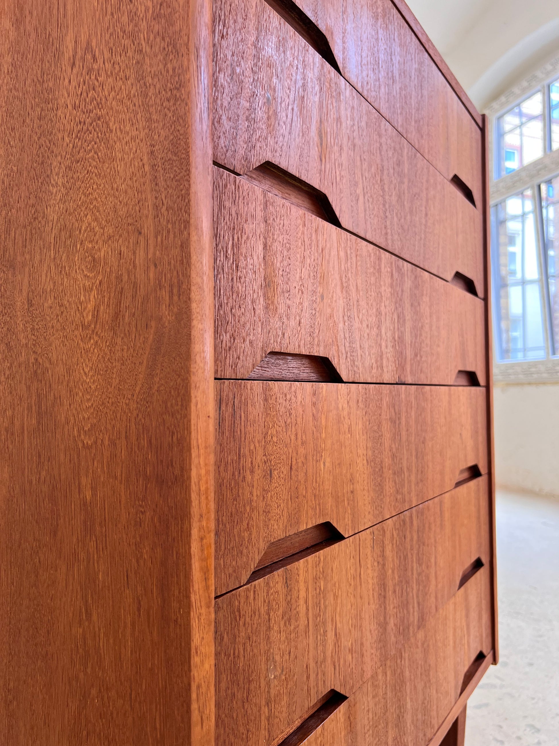 Kommode Teak mit eingelassenen Griffen aus Dänemark