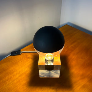 Tischlampe in Acrylkubus