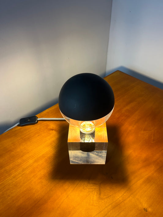 Tischlampe in Acrylkubus