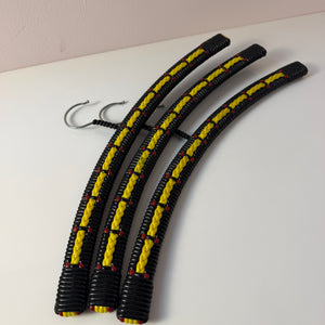 Set: 3x Kleiderbügel schwarz gelb