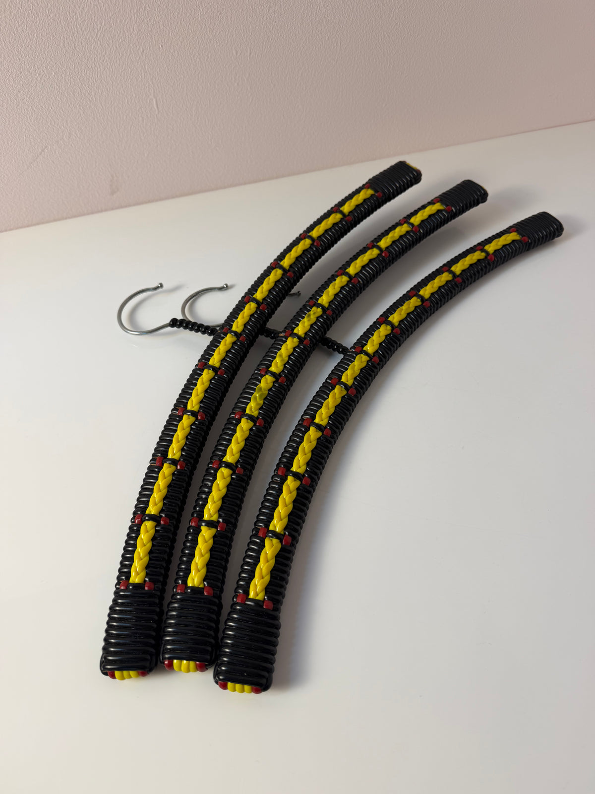 Set: 3x Kleiderbügel schwarz gelb
