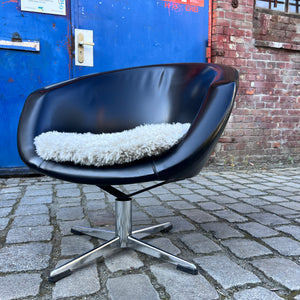 Cocktailsessel Kunstleder mit beigem Fellkissen