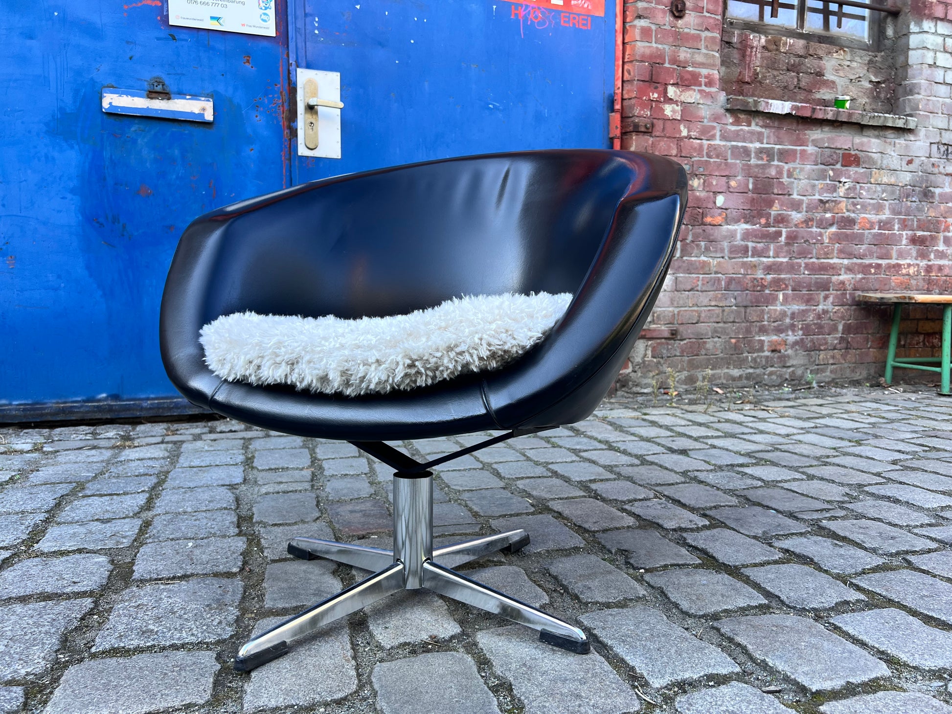Cocktailsessel Kunstleder mit beigem Fellkissen