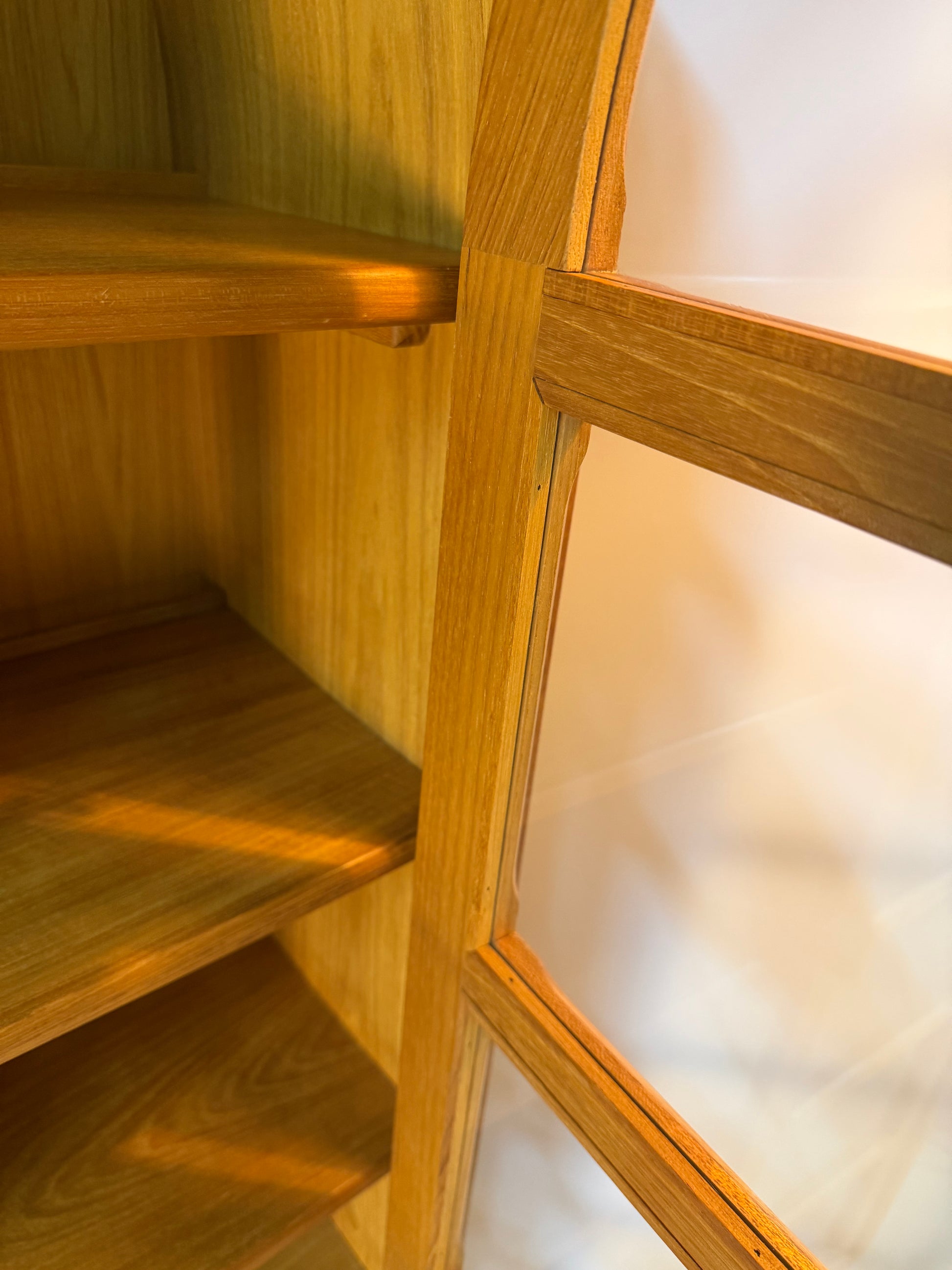 Rundbogen Vitrine Teak von Dyrlund