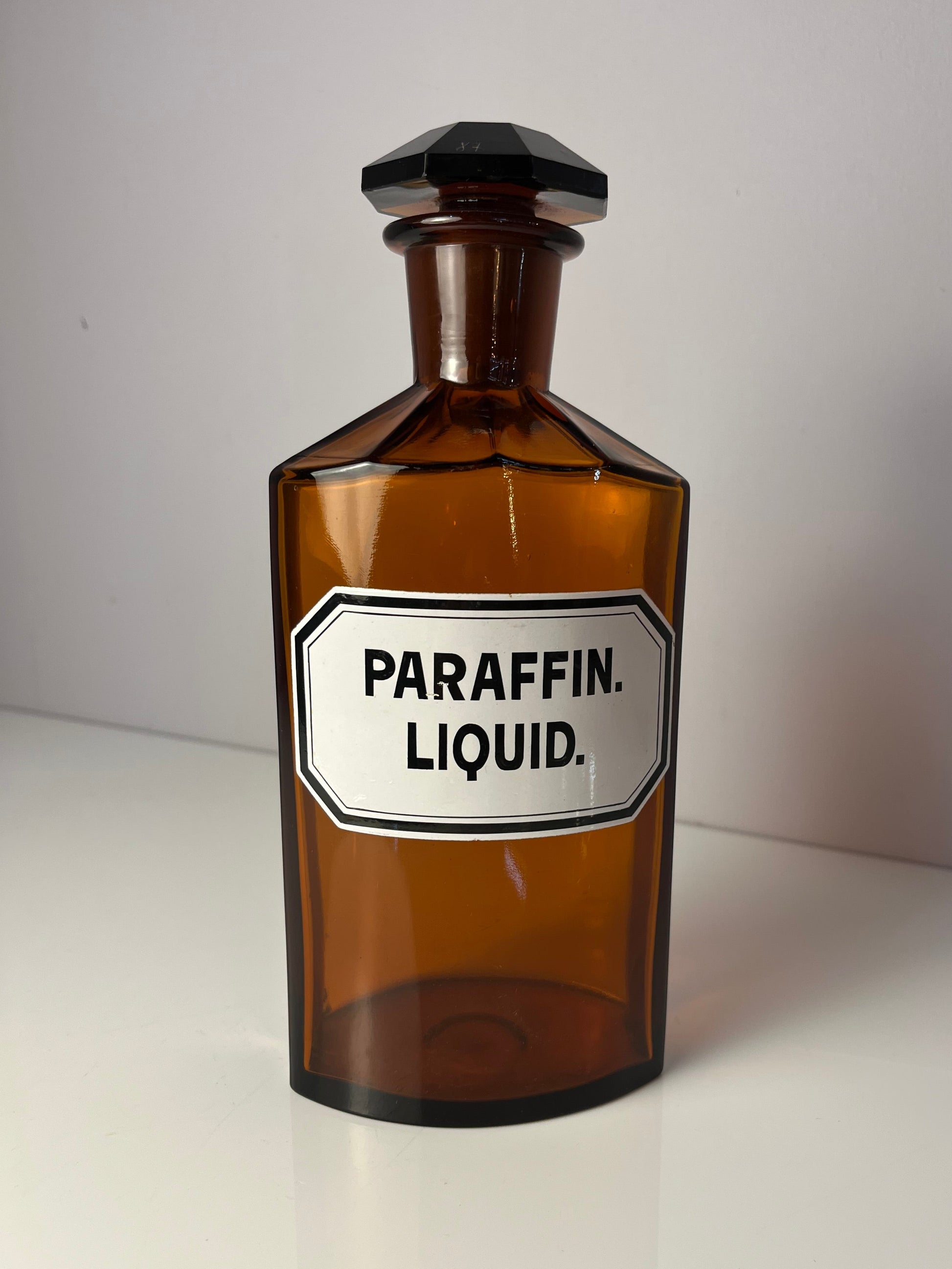 Apothekerglas Paraffin Liquid. braun