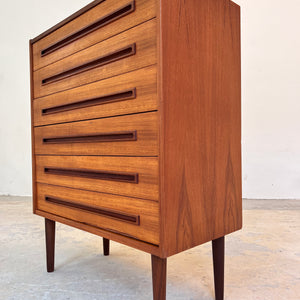 Kommode Teak mit eingelassenen langen Griffen aus Dänemark