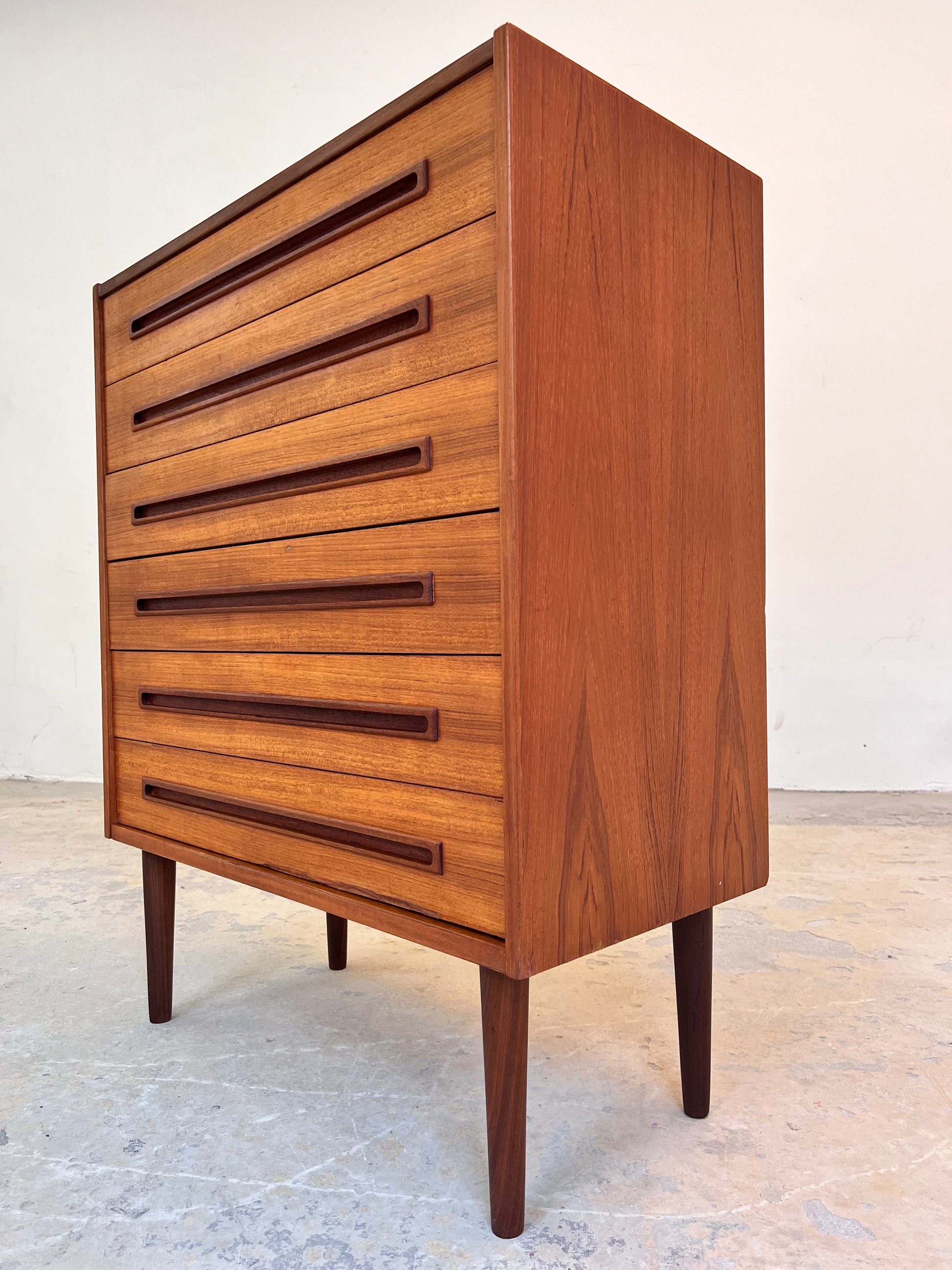 Kommode Teak mit eingelassenen langen Griffen aus Dänemark