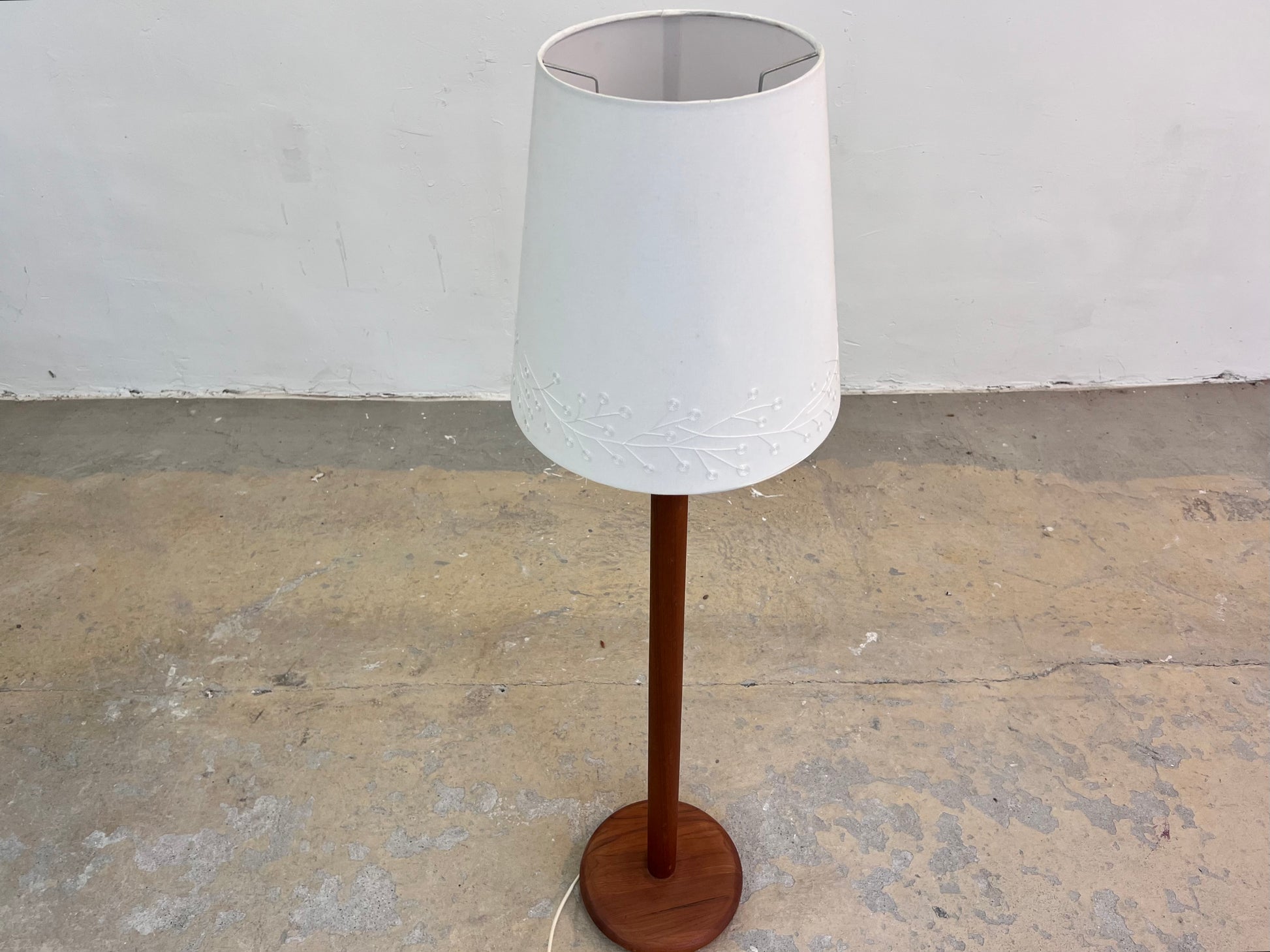 Stehlampe Teak mit verziertem Stoffschirm aus Dänemark