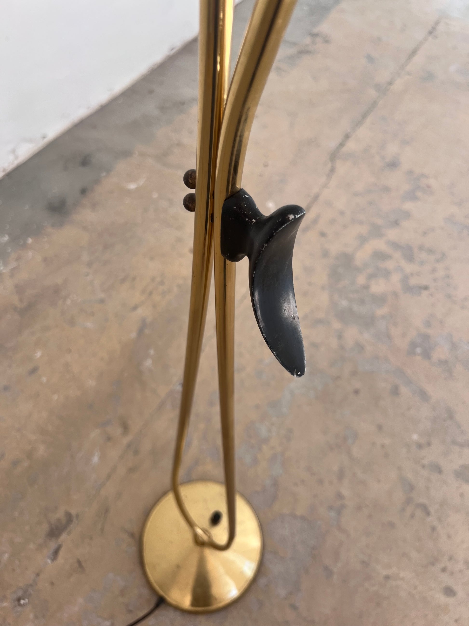 Stehlampe mit zwei Schwanenhalsarmen Messing