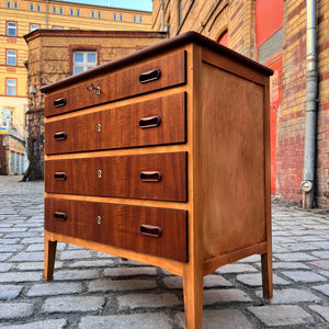 Kommode Teak mit vier abschließbaren Schubläden aus Dänemark