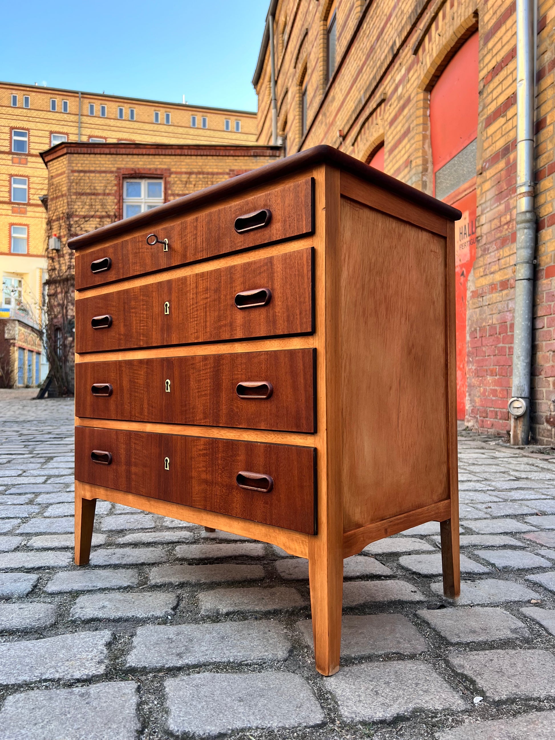 Kommode Teak mit vier abschließbaren Schubläden aus Dänemark